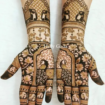 This design is a festival of traditional motifs. It features penguins, swans, peacocks, and elephants, all woven together in a beautiful and intricate pattern. A true canvas of cultural grace.
