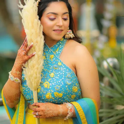 A vibrant Haldi look! For this bride-to-be, I created a soft glam look with a pop of color on the eyes to match her beautiful yellow and teal lehenga. It's fresh, fun, and perfect for a daytime celebration.