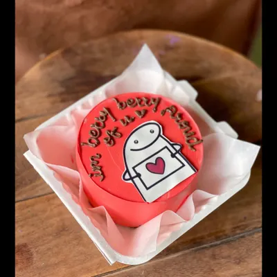 A cute and trendy meme-themed bento cake. This red cake features the popular "I'm berry berry afraid" character holding a heart, a fun way to share an inside joke.