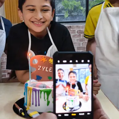 Capturing the perfect moment at Zyle's 10th birthday party. The joy on his face as he poses with his art-themed cake says it all. We make sure every birthday celebration is full of fun and unforgettable memories.