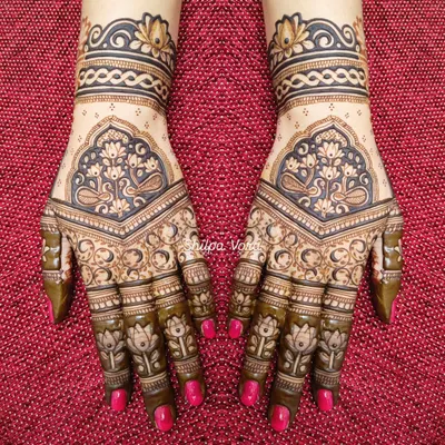 A perfect example of a symmetrical design with negative space, creating a bold and striking look. We cover techniques for both positive and negative space in my course.