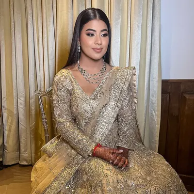 Avanya’s sangeet look was all about that golden hour glow. We paired a soft, smoky eye with a classic nude lip to complement her stunning gold lehenga, creating a look that was both modern and timelessly bridal.