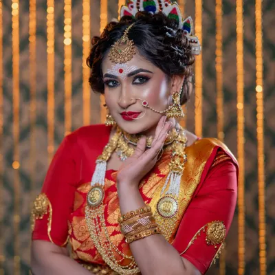 A close-up of our Bengali bridal look, featuring the traditional headgear (mukut) and ornate gold jewellery.