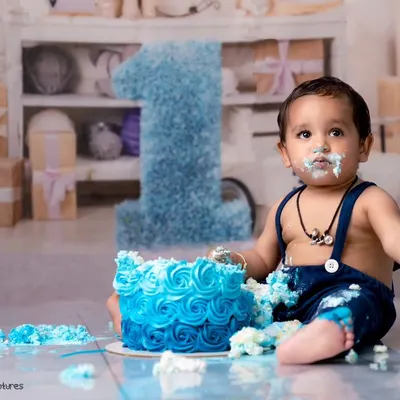 A classic first birthday celebration, complete with a delicious blue rosette cake just waiting to be smashed. I set up the entire scene, so all you need to do is enjoy the moment as your little one explores.