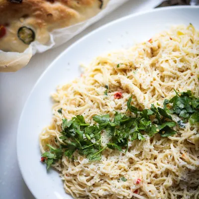 Freshly made Aglio e Olio pasta, simple yet bursting with flavor, served alongside a beautiful jalapeno focaccia. Learn to master the classics with us.