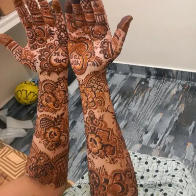 A special design for a baby shower, with "Mom To Be" written in a heart on the palm. A beautiful way to celebrate the new life on the way.