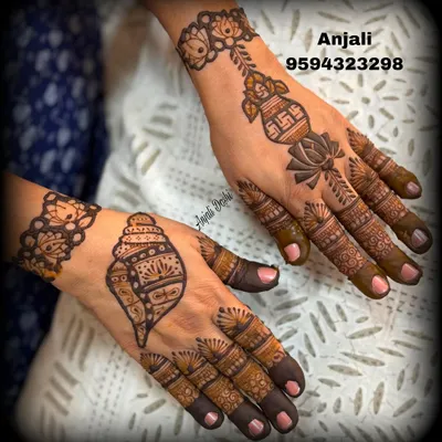 I feel honored to create mehendi for sacred occasions like a Jain Diksha ceremony. This design incorporates auspicious symbols like the Shankh (conch), Kalash, and lotus, each holding deep spiritual meaning for the path of vairagya.