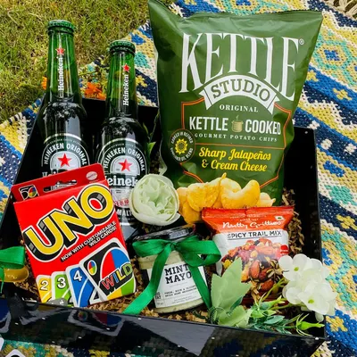 A fun and casual hamper perfect for a team celebration or a relaxed client gift. This arrangement includes Heineken beer, Kettle Studio chips, mint mayo, spicy trail mix, and a deck of Uno for a touch of fun.
