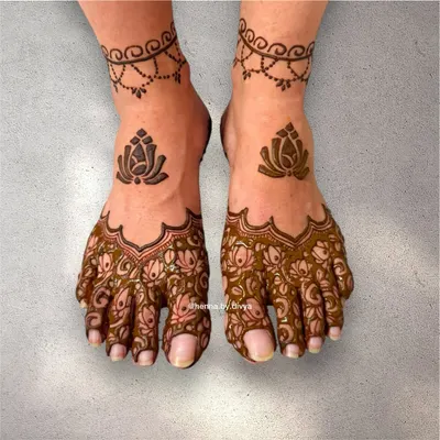 A lovely lotus-themed design for the feet. This pattern covers the toes with intricate floral work and features a larger lotus motif on top, connected to a simple ankle cuff.