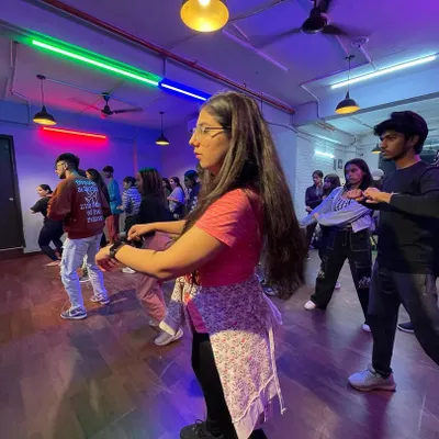 Students concentrating on the footwork during a hip-hop workshop. We create a space where you can focus on learning without any judgment.