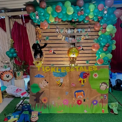 For this jungle-themed party, I brought out all my animal puppets. The kids were thrilled to meet the lion and monkeys, and they especially loved the craft activity where they made their own lion paper bag puppets.