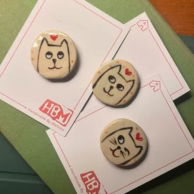 For all the cat lovers out there. These ceramic badges feature quirky, hand-drawn cat faces, each with its own personality. They are a fun accessory to pin on your jacket, backpack, or tote bag.