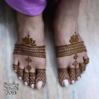 A simple and elegant feet henna design with a lotus motif. It's perfect for when you want to add a touch of beauty to your feet.