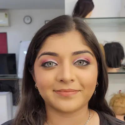A beautiful semi cut crease look with pink and white tones to brighten the eyes. This style is perfect for evening events and adds a touch of glamour to any outfit.
