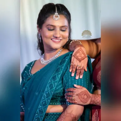 A beautiful bridesmaid showing off her minimalist back-hand mehndi. This simple yet elegant design is perfect for coordinating with the entire bridal party.