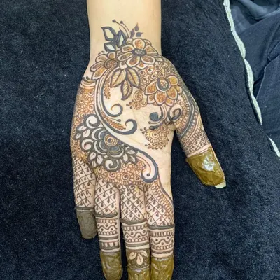 A beautiful Arabic-style floral design. In my basic course, you will learn how to create these flowing, elegant patterns that are perfect for any occasion.