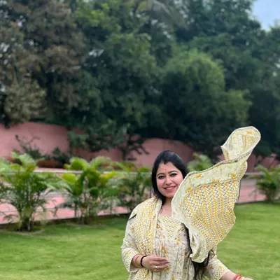 Getting into the festive spirit for Navratri. The flow of a traditional outfit is part of the dance itself, and I love teaching how to use it to add grace to your Garba or folk dance moves.