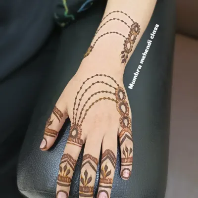 This design mimics the look of hand jewelry, with delicate chains draping across the back of the hand. It's so simple and elegant.