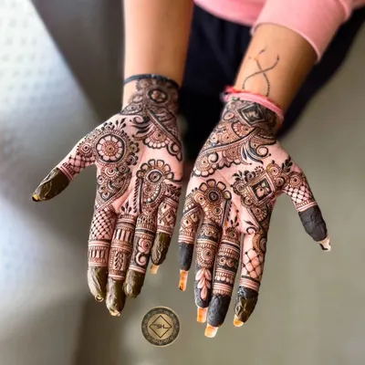 This is a great example of party henna. The design is full and detailed but doesn't extend far up the arm, making it perfect for a fun event or get-together.