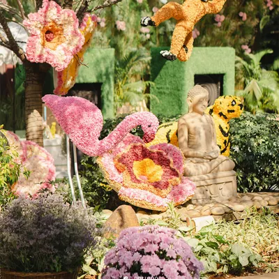 I crafted this playful monkey entirely from flowers, hanging from a tree as part of an enchanted garden theme. These floral sculptures add a unique, artistic touch to any event.