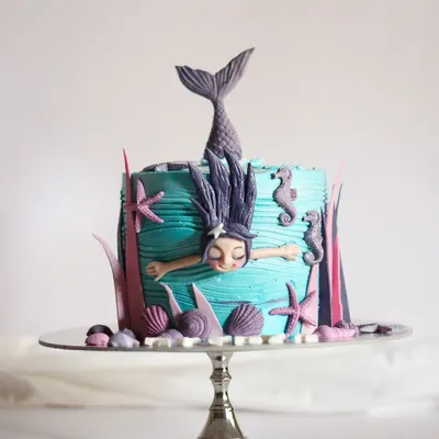 I had so much fun creating my version of the popular swimming mermaid cake. This under the sea theme cake features a hand-sculpted mermaid, complete with shimmering scales and surrounded by little seahorses, starfish, and shells. It's perfect for a magical birthday party.
