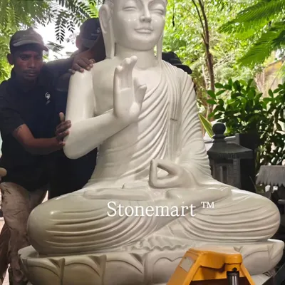 Our team carefully positions a massive 5-foot, 1-ton white marble Buddha statue. This piece, carved in the Abhaya Mudra posture, is a testament to our skill in creating large garden Buddha statues for resorts and farmhouses.