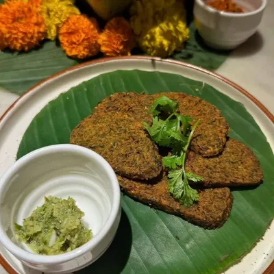 My Kotimbir Wadi, a classic Maharashtrian snack. Served on a banana leaf with a side of thecha, it's a flavourful and crispy bite that’s always a hit at pop-ups and parties.