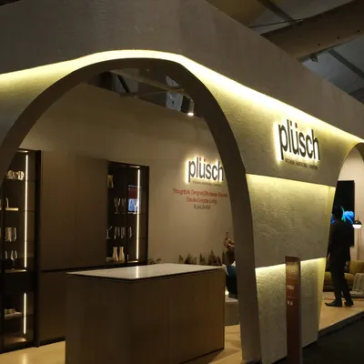 For the Plüsch booth at India Design 2025, I introduced a large arched cutout on the corner. This created an inviting, three-way access point that naturally guides visitors through the space while adding a soft, sculptural element to the design.