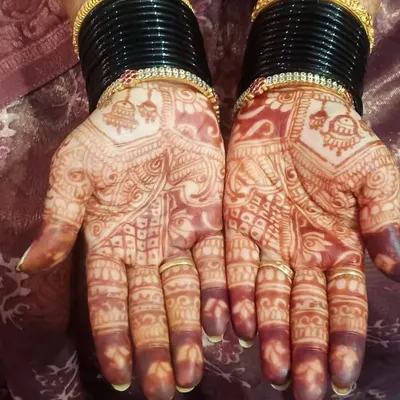 This is the beautiful, deep reddish-brown stain that develops a day or two after the henna paste is removed. This is the "pakka" bridal color.