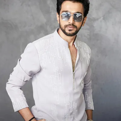 Dressed sharp, looking sharper. Actor Pratik Gandhi owns the moment in my light grey zip-up kurta with modern, geometric embroidery. It's an irresistible blend of elegance and attitude.