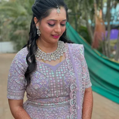 For Rashmi's reception, we went for a soft glam look. The focus was on shimmery, bright eyes and a flawless base that complemented her stunning diamond jewelry and intricately embroidered lehenga.