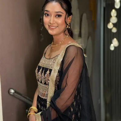 A chic and elegant look for a wedding guest. The client is wearing a beautiful black and gold anarkali. I gave her a soft, glowing makeup look with a simple hairstyle to keep the look sophisticated and timeless.