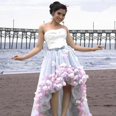 We work on creating versatile looks suitable for any location. This outdoor shoot demonstrates a fresh and radiant makeup style that complements the beach setting, a valuable skill for aspiring pre-wedding and lifestyle makeup artists.