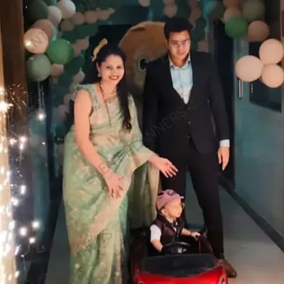 A perfect example of a dramatic entrance. The birthday boy makes his way down a red carpet in a toy car, flanked by his parents and two cold pyro machines that create a safe and brilliant sparkling effect.