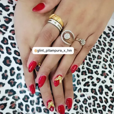 A festive and fun design featuring a vibrant red gel polish on almond-shaped nails. We added intricate, 3D golden bow charms as accent pieces, making this a perfect look for holidays and celebrations.