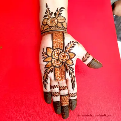 A classic Arabic-style floral strip design. The pattern runs diagonally across the hand, adorned with bold flowers and leaves, creating a very elegant and modern look.