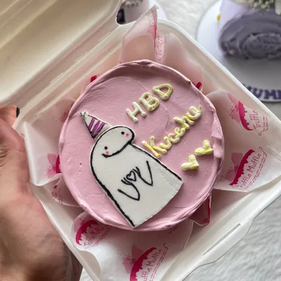 This cute character bento cake is a popular choice for birthdays. The simple hand-drawn design on a pink frosted mini cake makes for a sweet and personal gift.