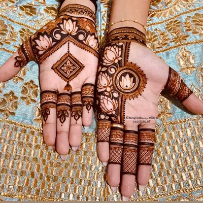 Simplicity is the ultimate sophistication. This design uses modern geometric patterns combined with classic lotus motifs for a chic and elegant look.