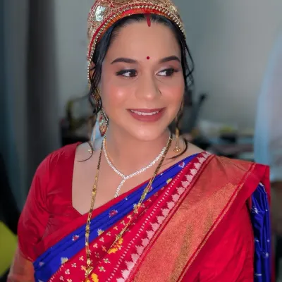 My Marathi bride Sayali in a stunning Kashmiri avatar. We created a fresh, dewy makeup look to complement the traditional Tarang headgear.