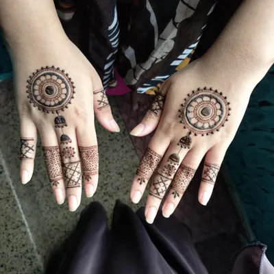 A classic mandala design with a fun twist. I added small, hanging jhumka designs below the central circle, a trend that I absolutely love.