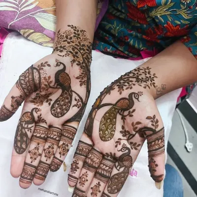 Symmetrical peacock designs are a hallmark of traditional Indian mehandi. In our classes, you will learn how to draw these majestic birds and incorporate them beautifully into your palm designs.