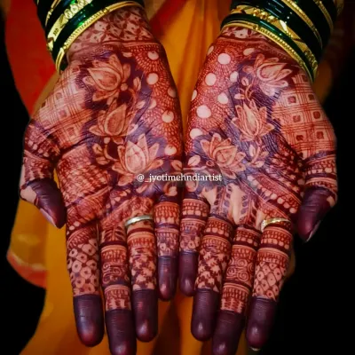 The beautiful dark stain of a bridal design featuring lotus flowers. This shows the rich color you can expect from my natural henna.