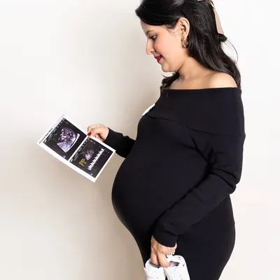 Holding the first picture of her baby and a tiny pair of shoes. This is one of my favorite shots to take because it’s so full of love and anticipation.