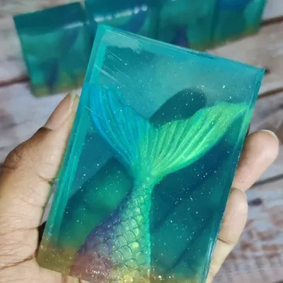 This is a transparent melt and pour soap I made from scratch. Creating a crystal clear base in just 15 minutes allows for so much creative freedom, like embedding this beautiful mermaid tail.