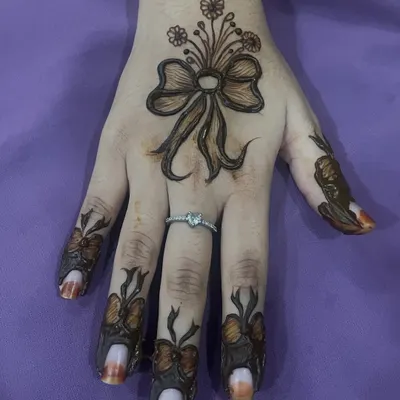 A cute and chic bow design on the back of the hand, with matching bows on the fingertips.