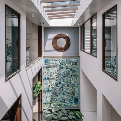 This 30-foot-high turquoise ceramic mural is the heart of the home. Located in a sunlit central courtyard, it was created in collaboration with an artist from Auroville and features motifs of everyday Indian objects. It’s a stunning piece of art that tells a story.