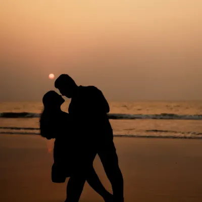 A stunning sunset silhouette of Hiresh and Apurva on the beach. This artistic and romantic style of pre-wedding photography creates truly memorable images.
