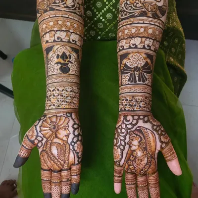 A simple and sweet bridal design with portraits of the couple on the palms. I focused on soft shading for the faces and filled the arms with traditional motifs like elephants and floral bands.