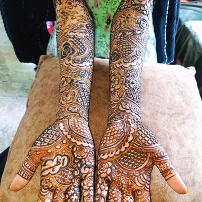 For this bridal design, I subtly incorporated the groom's initials "BO" into the intricate pattern on the palm. It's a fun and personal secret hidden within the art.