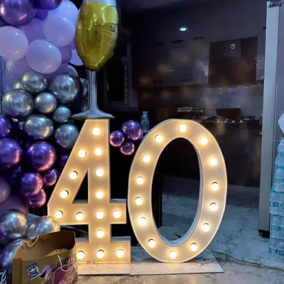 Light-up marquee numbers party mein alag hi look dete hain. Yeh '40' number 40th birthday celebration ke liye hai.